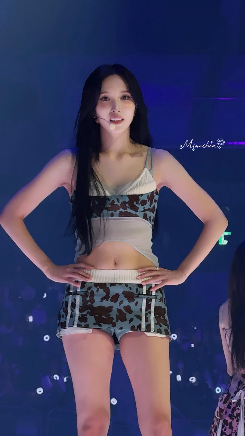 파란 호피무늬 끈나시 11자 복근과 배꼽 뽐내는 트와이스 미나1.jpg