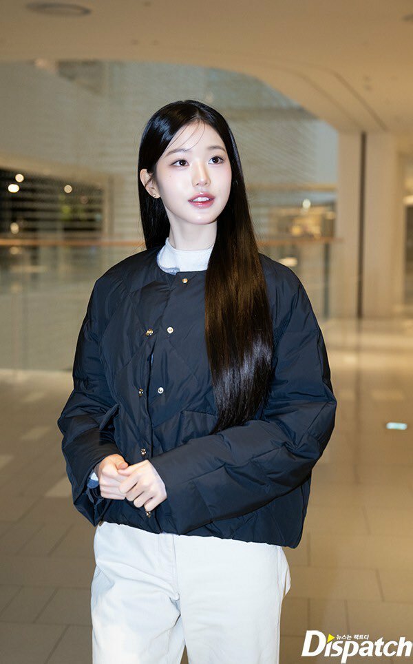 오늘자 장원영 더현대 SJSJ 매장 방문 기사사진