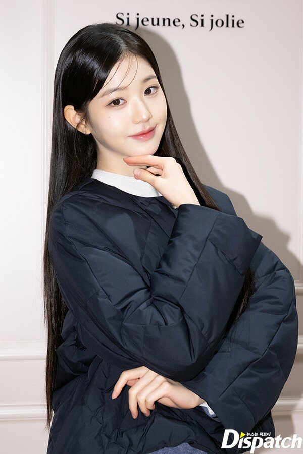 오늘자 장원영 더현대 SJSJ 매장 방문 기사사진