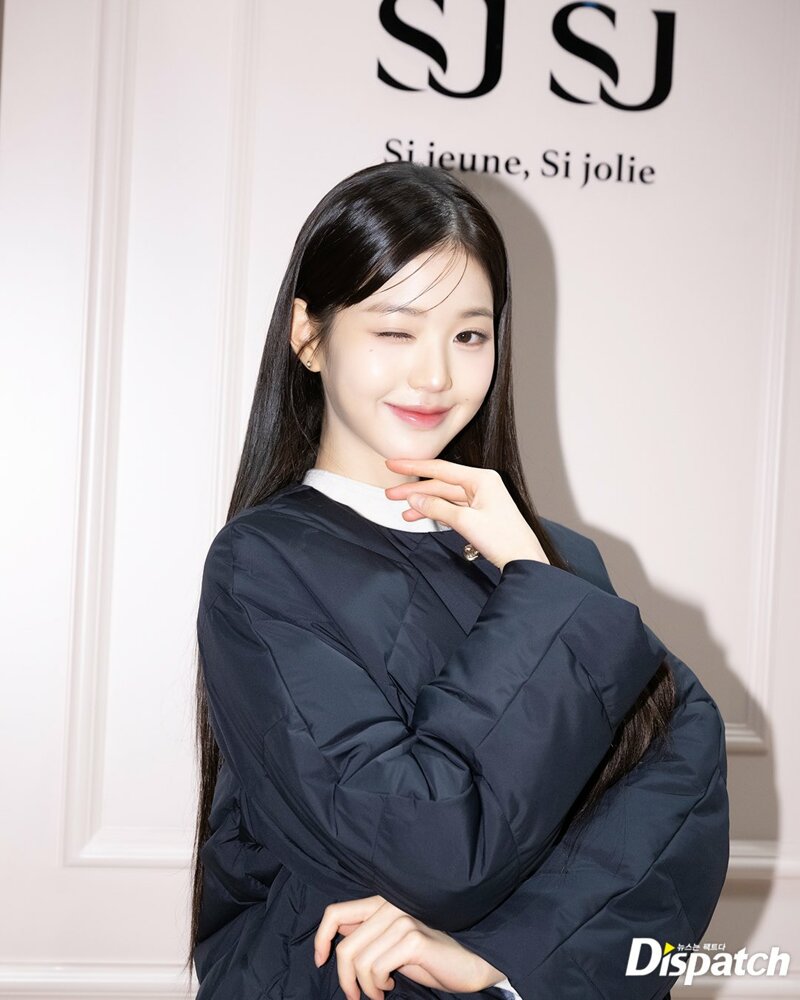 오늘자 장원영 더현대 SJSJ 매장 방문 기사사진