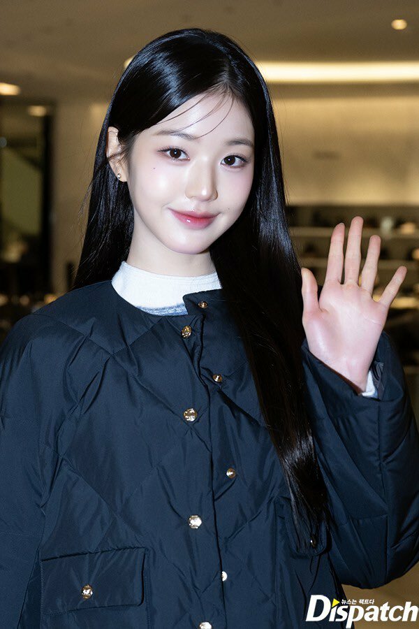 오늘자 장원영 더현대 SJSJ 매장 방문 기사사진