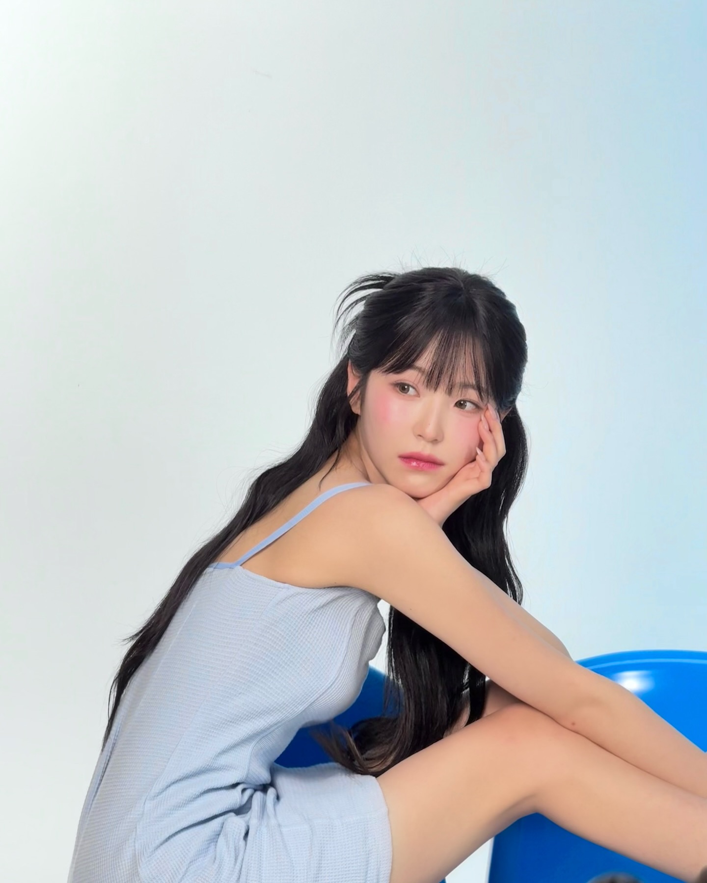 시원한 하늘색 원피스 상큼한 겨드랑이 프로미스나인 백지헌1.jpg