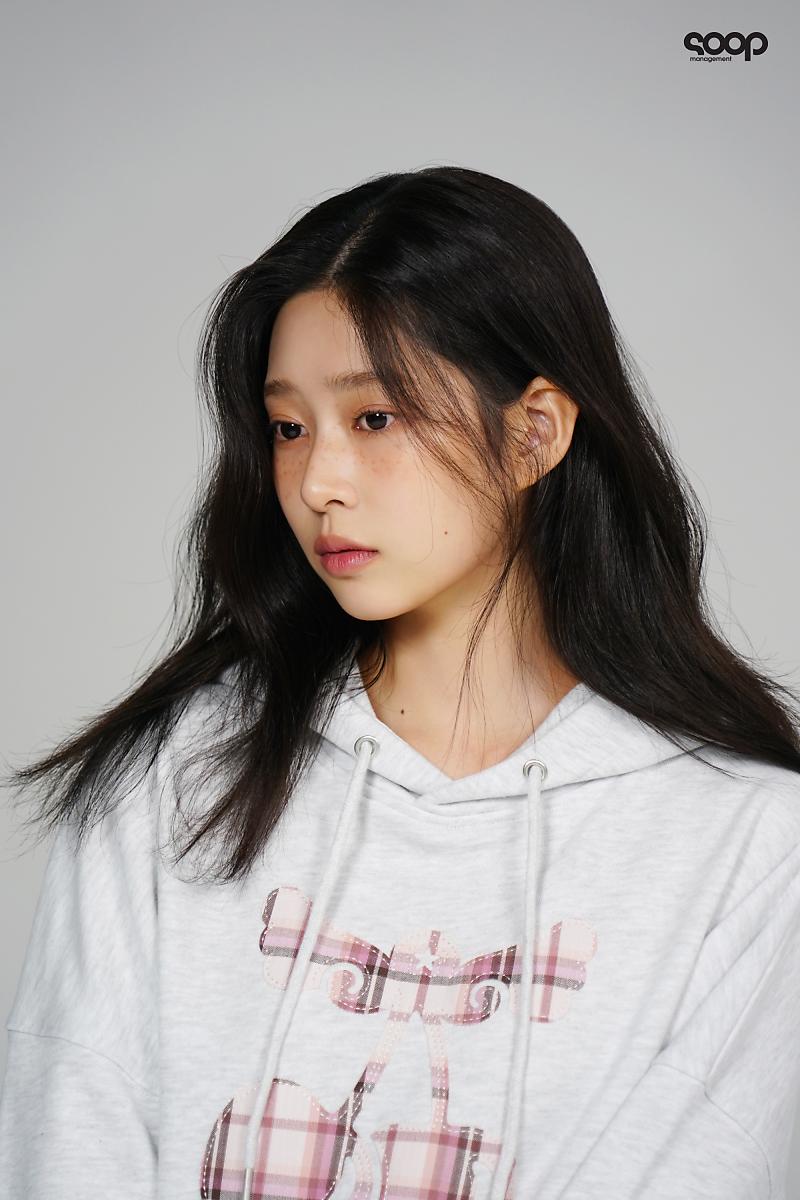 주근깨 메이크업 한 김민주 화보.jpg1_8.jpg