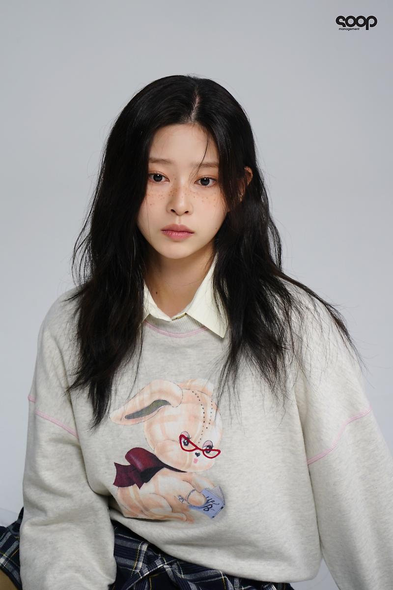 주근깨 메이크업 한 김민주 화보.jpg1_1.jpg