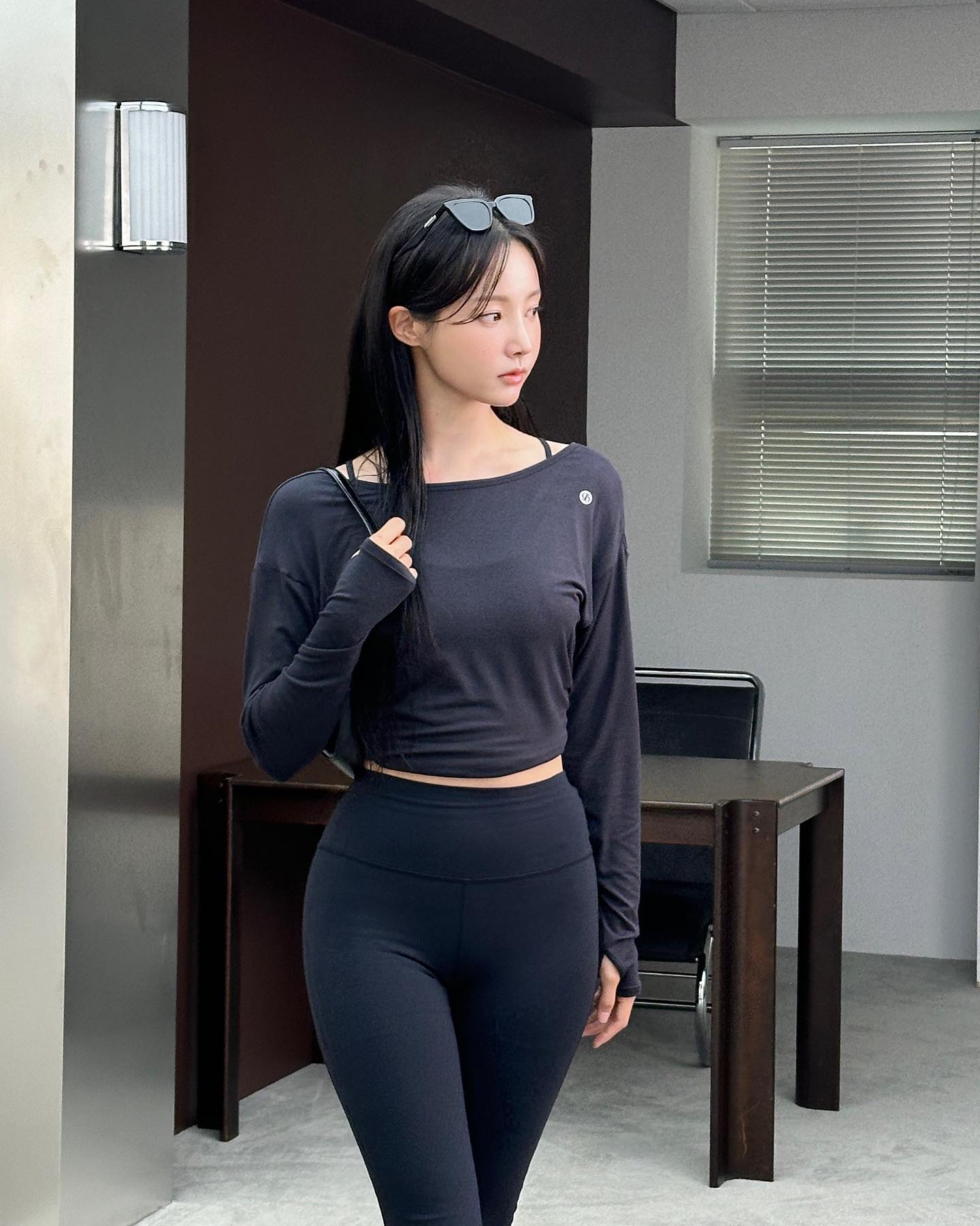 레깅스 입은 모모랜드 연우 쫀쫀한 하체 은근한 골반 - 인스타1.jpg