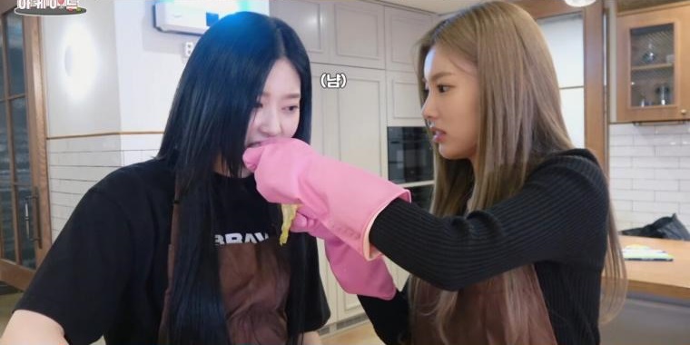    김치 먹고 뭔가 이상함을 느낀 민주