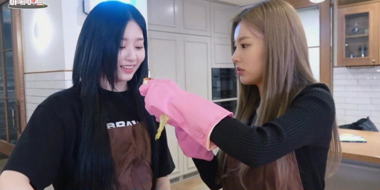    김치 먹고 뭔가 이상함을 느낀 민주