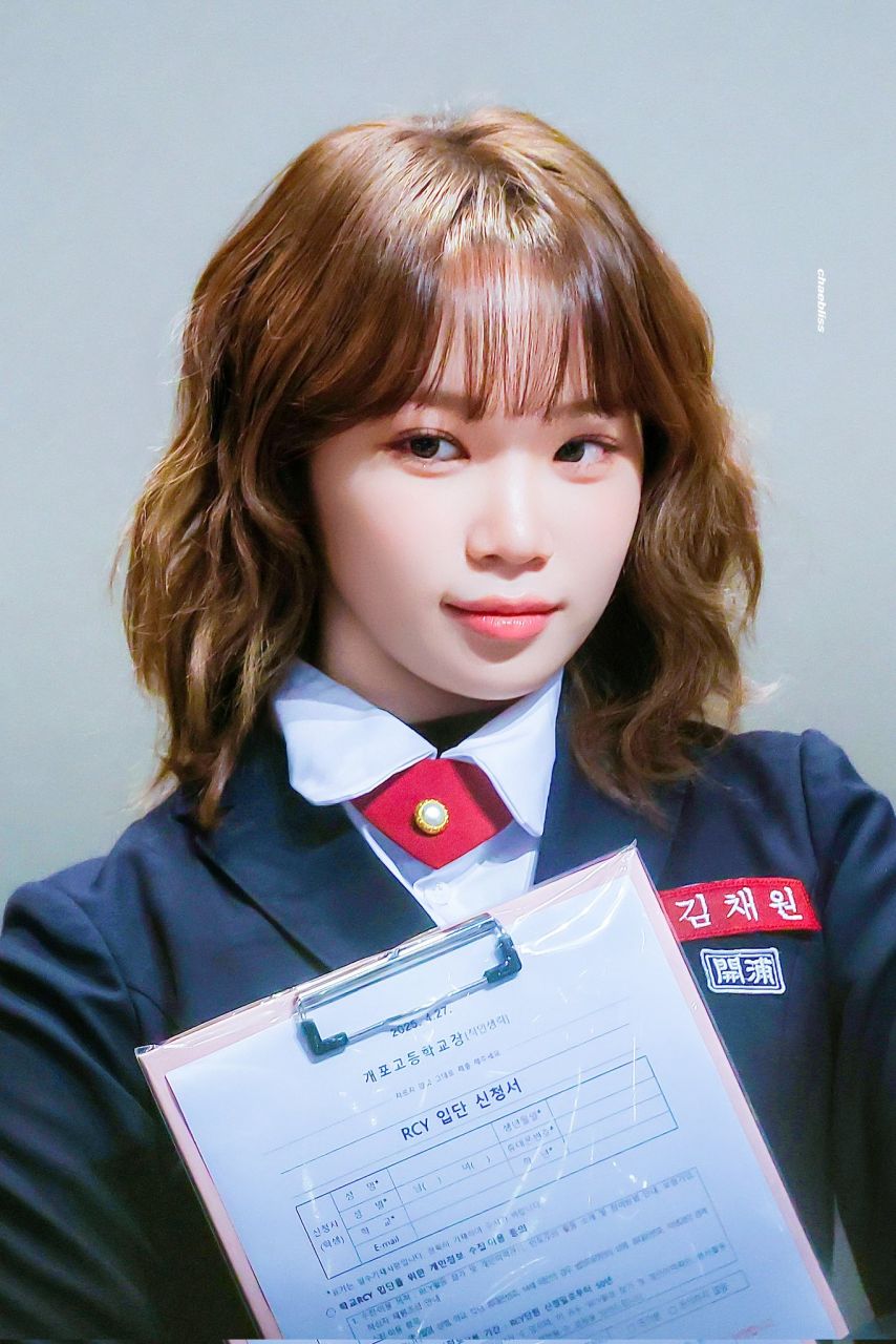 [르세라핌] 김채원 교복 볼살1_6.jpg