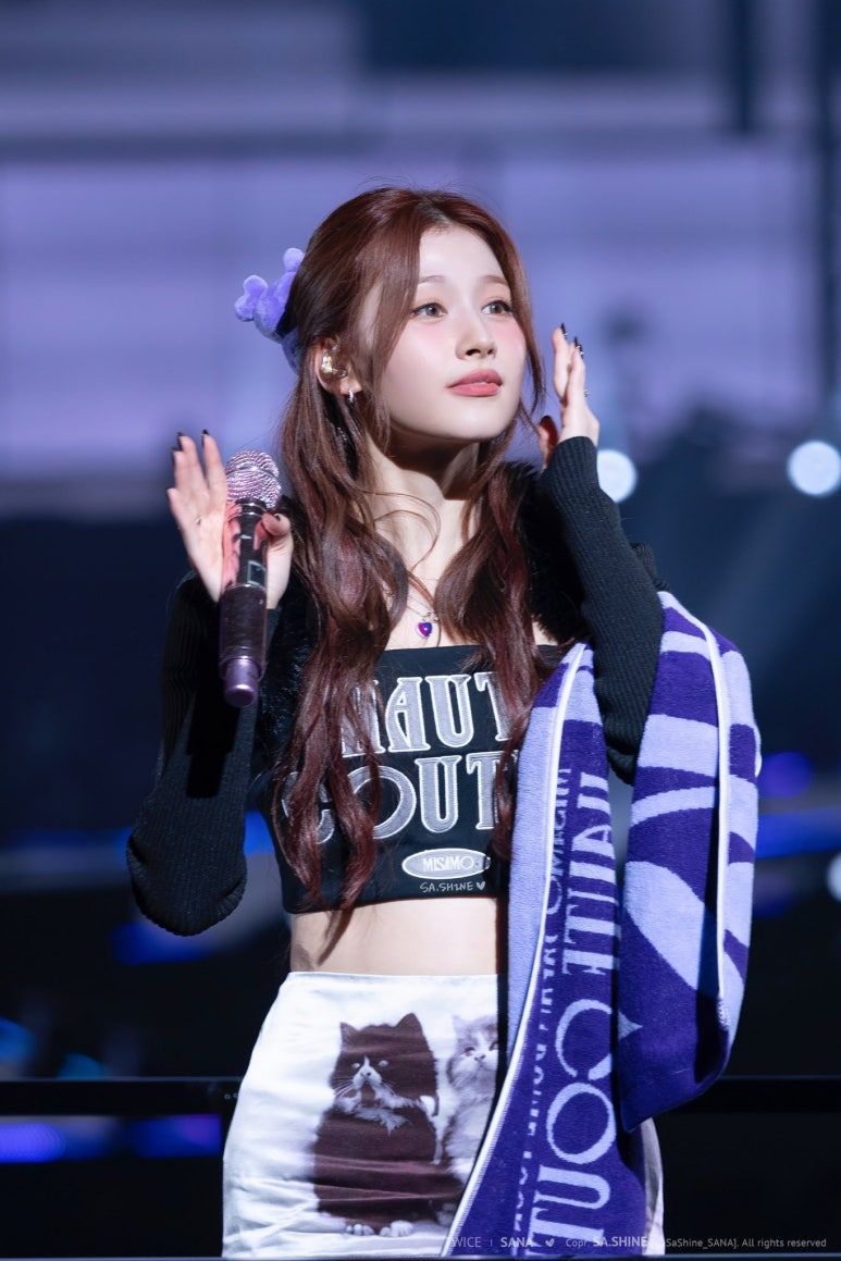 일어설때 속바지 보이는 한뼘치마 각선미 트와이스 사나1_2.jpg