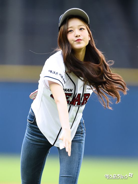 [아이브] 프로야구 개막 특집 장원영 시구1_9.jpg
