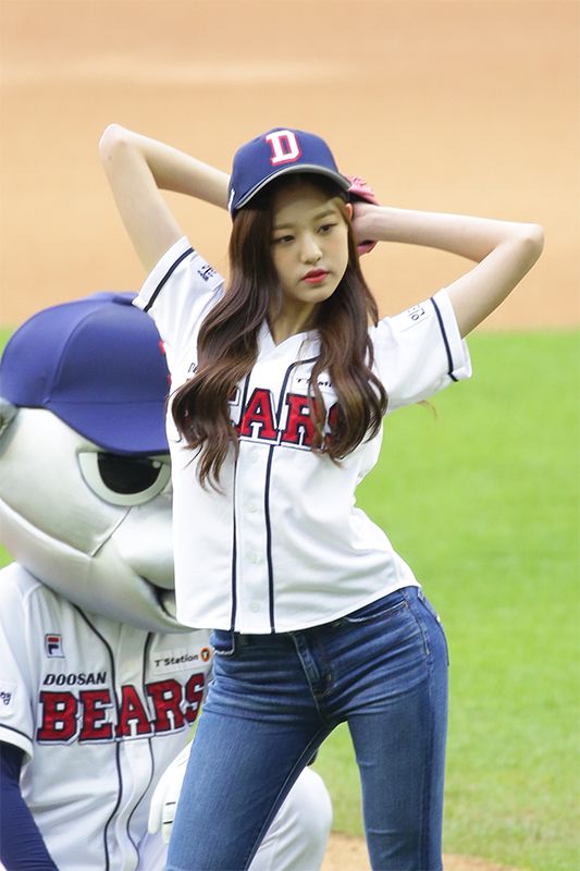 [아이브] 프로야구 개막 특집 장원영 시구1_6.jpg