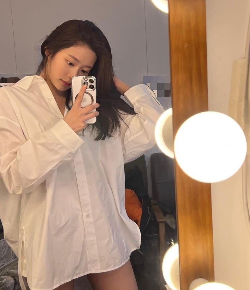 와이셔츠만 걸친 여친 느낌 김민주1_1.jpg