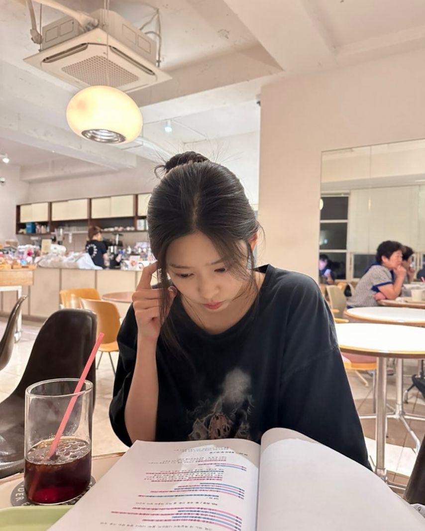 와이셔츠만 걸친 여친 느낌 김민주1_6.jpg