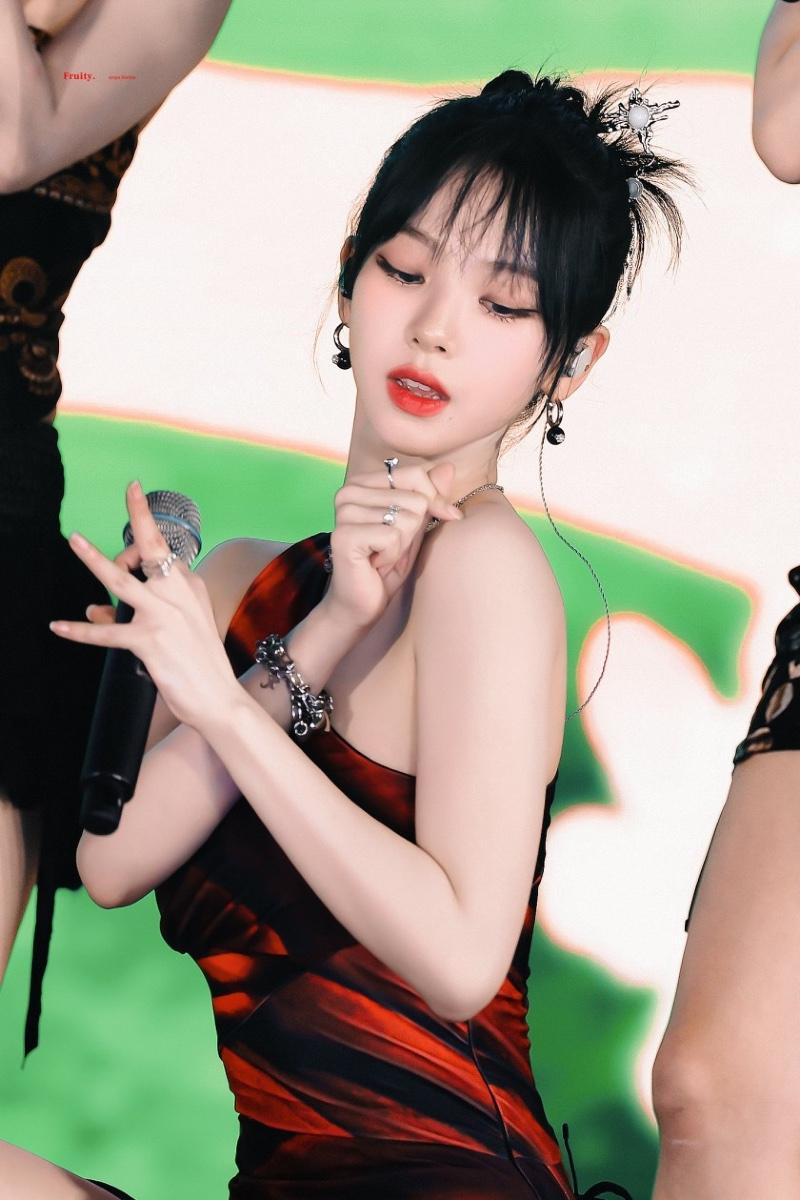 머리올린 흑단발 카리나 미모2_3.jpg