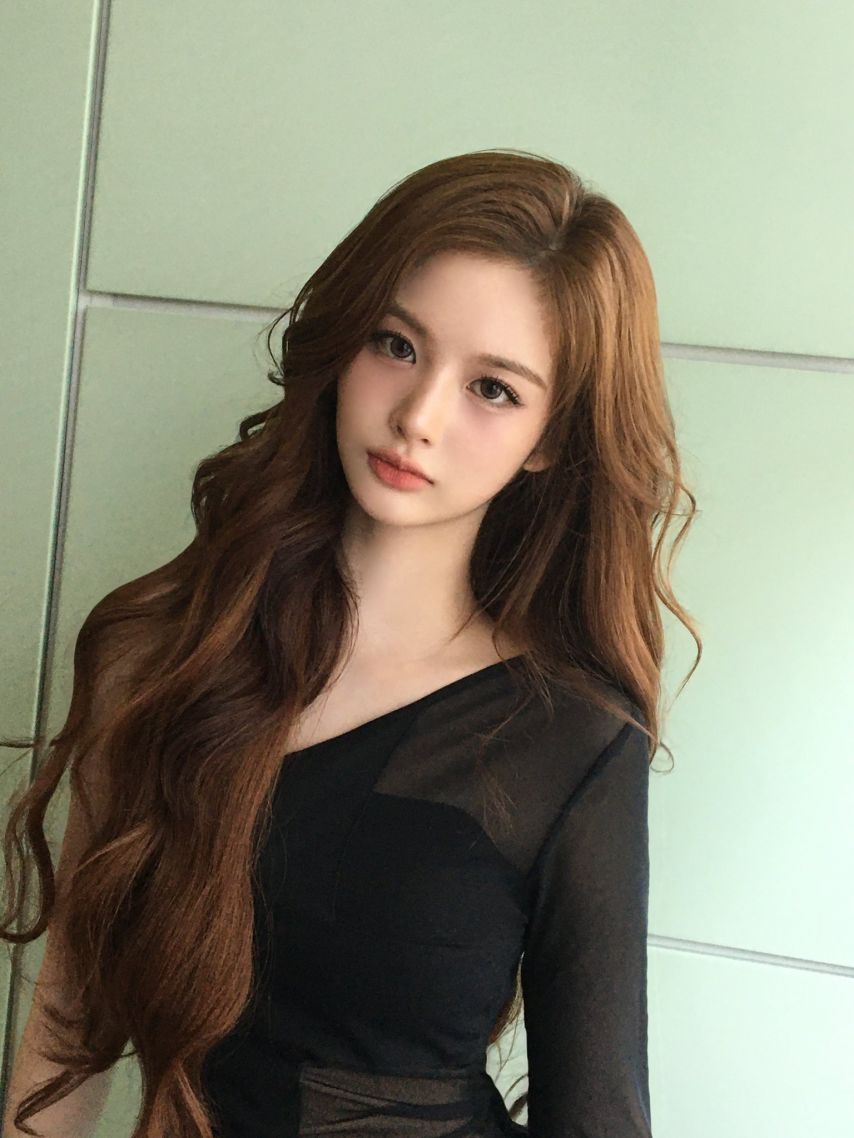 뒤돌아보는 설윤의 크레이지 미모1_1.jpg