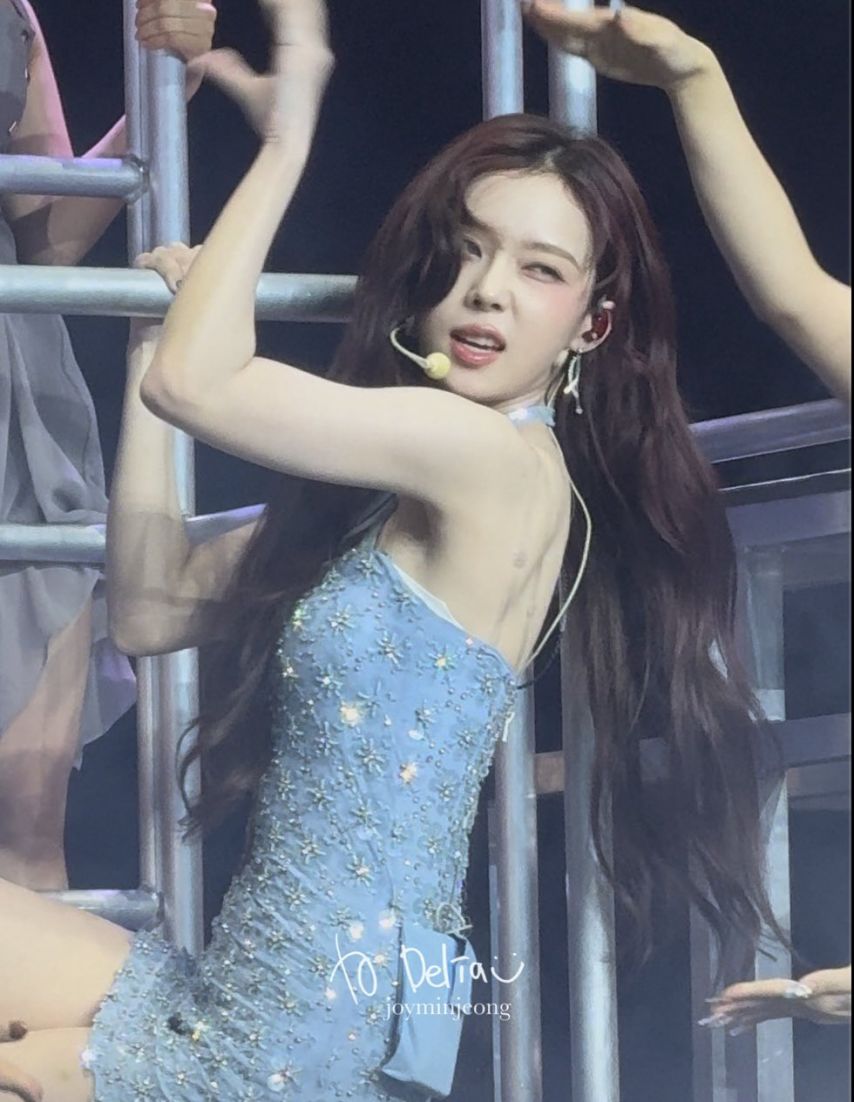 시원한 하늘색 홀터넥 입고 섹시 청량미 뽐내는 에스파 윈터1_3.jpg