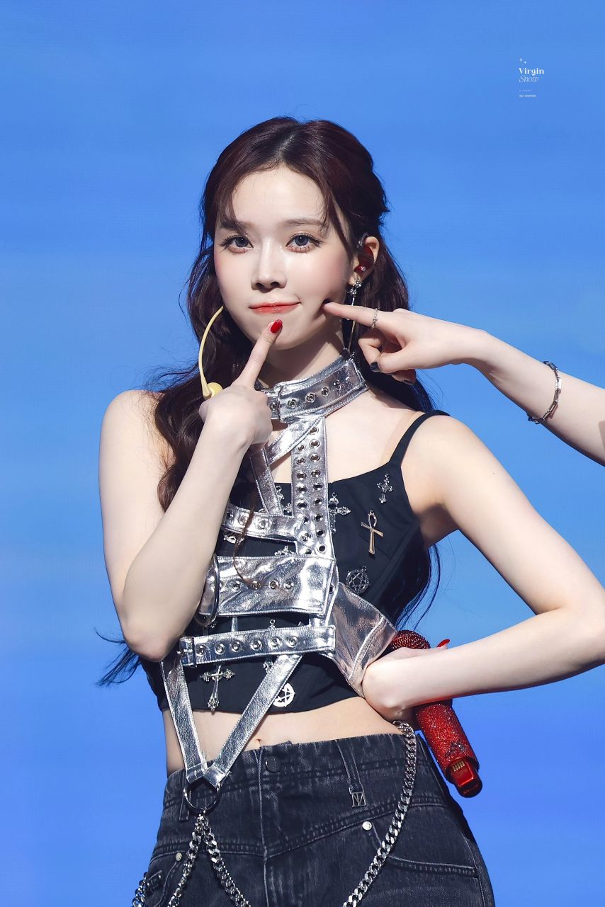 다리꼬는 에스파 윈터 콘서트장 섹시 모먼트1_1.jpg