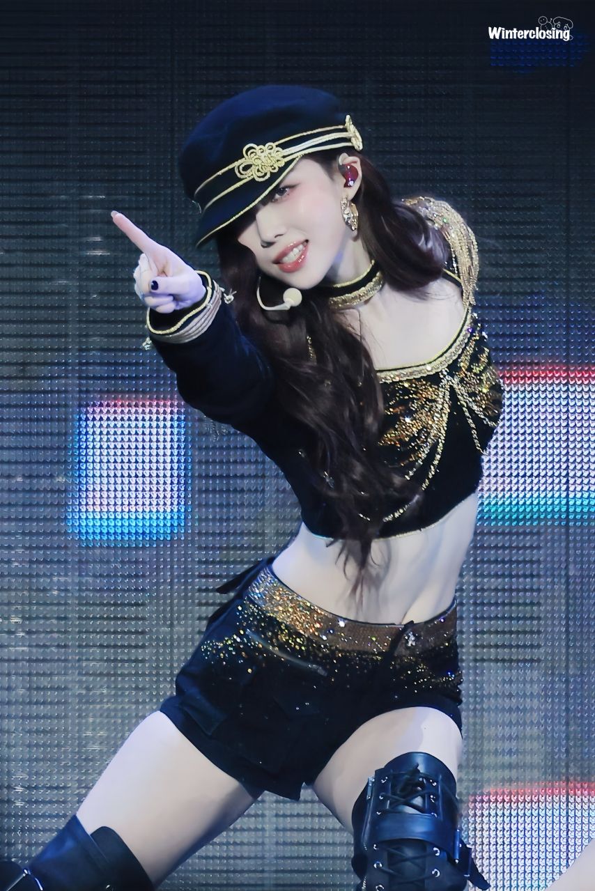 다리꼬는 에스파 윈터 콘서트장 섹시 모먼트1_6.jpg