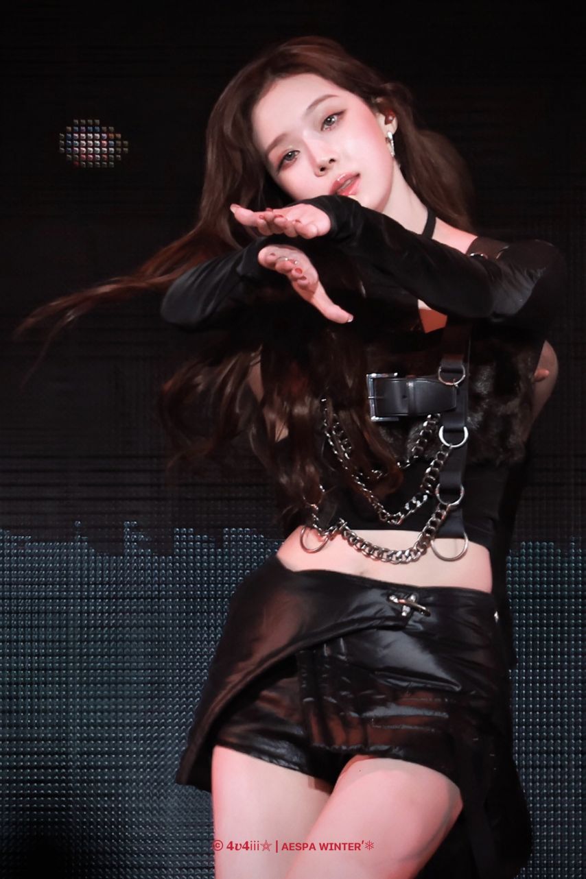 다리꼬는 에스파 윈터 콘서트장 섹시 모먼트1_5.jpg