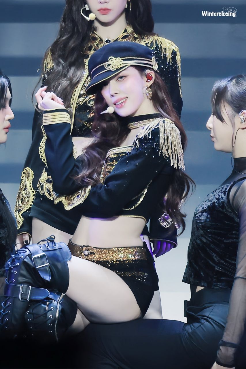 다리꼬는 에스파 윈터 콘서트장 섹시 모먼트1_4.jpg