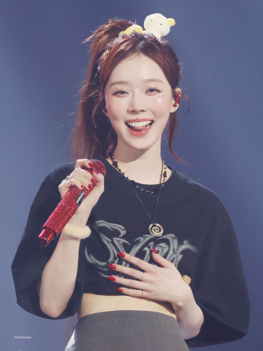 다리꼬는 에스파 윈터 콘서트장 섹시 모먼트1_7.jpg