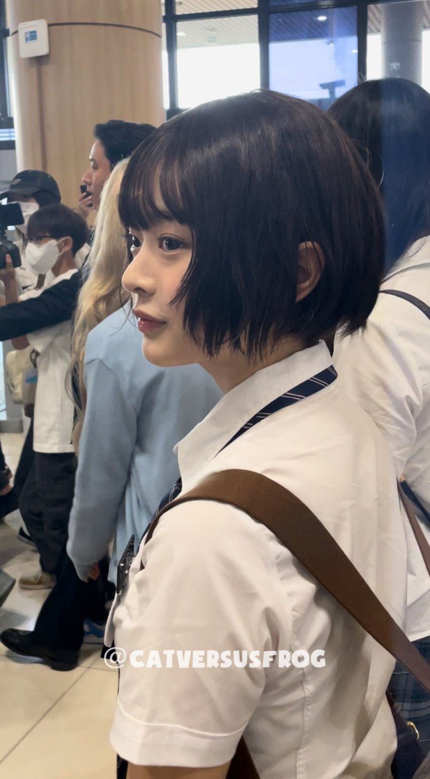 뉴진스 하니 단발레전드 교복입고 공항1_2.jpg