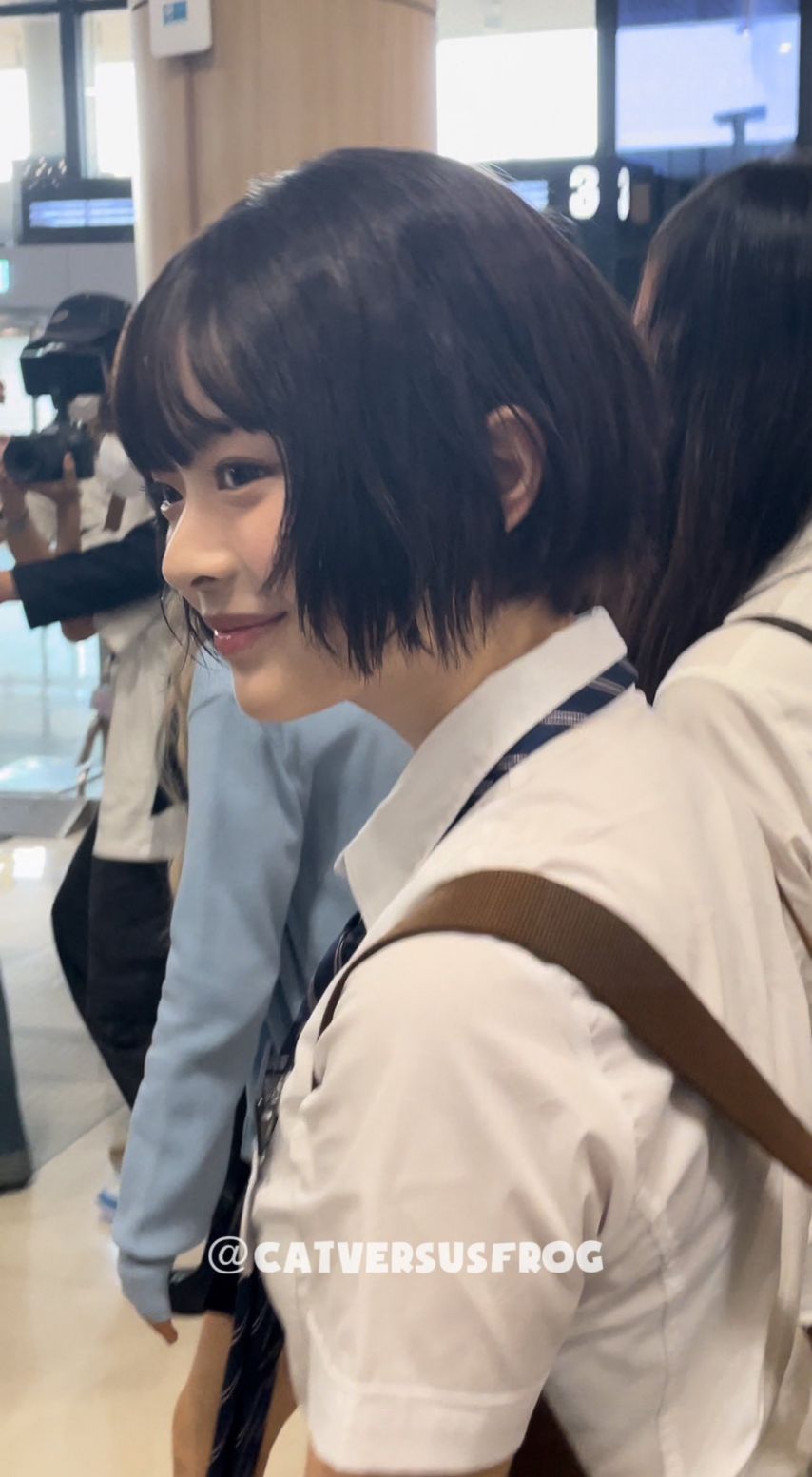 뉴진스 하니 단발레전드 교복입고 공항1_1.jpg