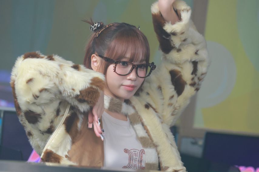 르세라핌 CRAZY Official MV BEHIND PHOTO1_4.jpg
