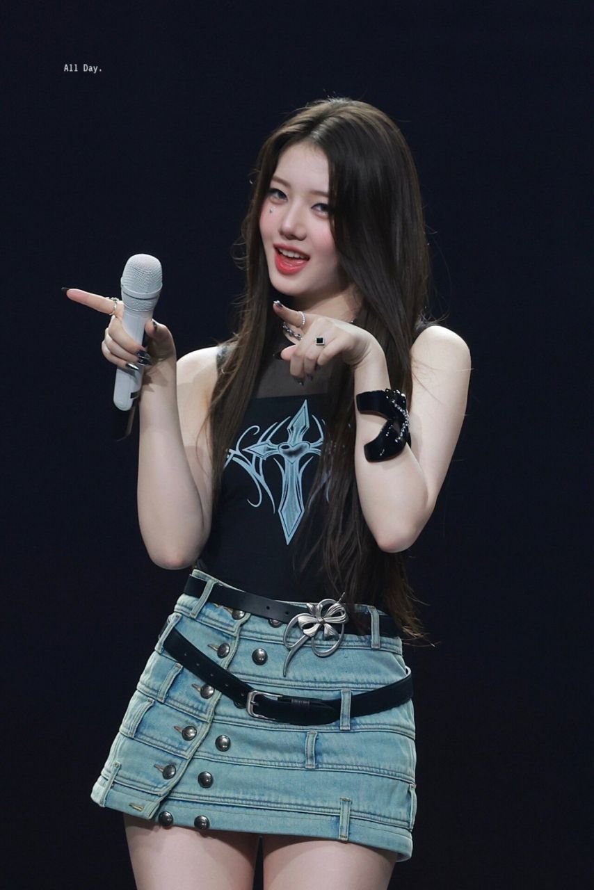 베이비몬스터 로라1_2.jpg