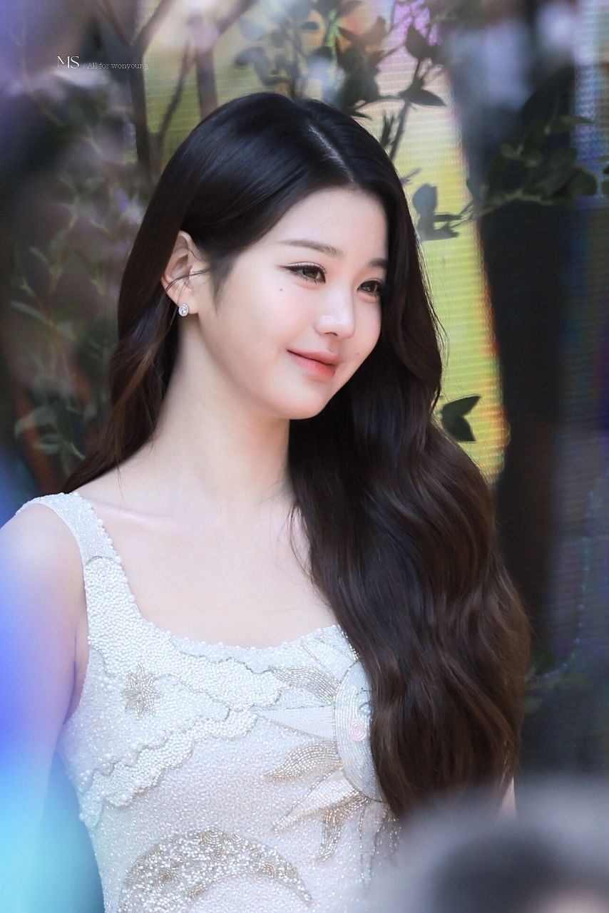 아이브 장원영1_3.jpg