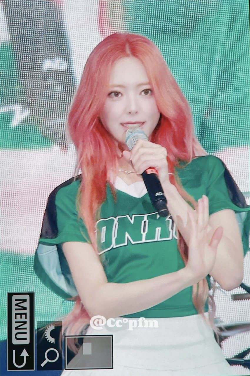 상큼한 테니스 치마 자신감 있는 런웨이 건국대 축제 ITZY 유나1_1.jpg