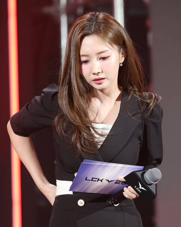 윤수빈 아나운서1_2.jpg