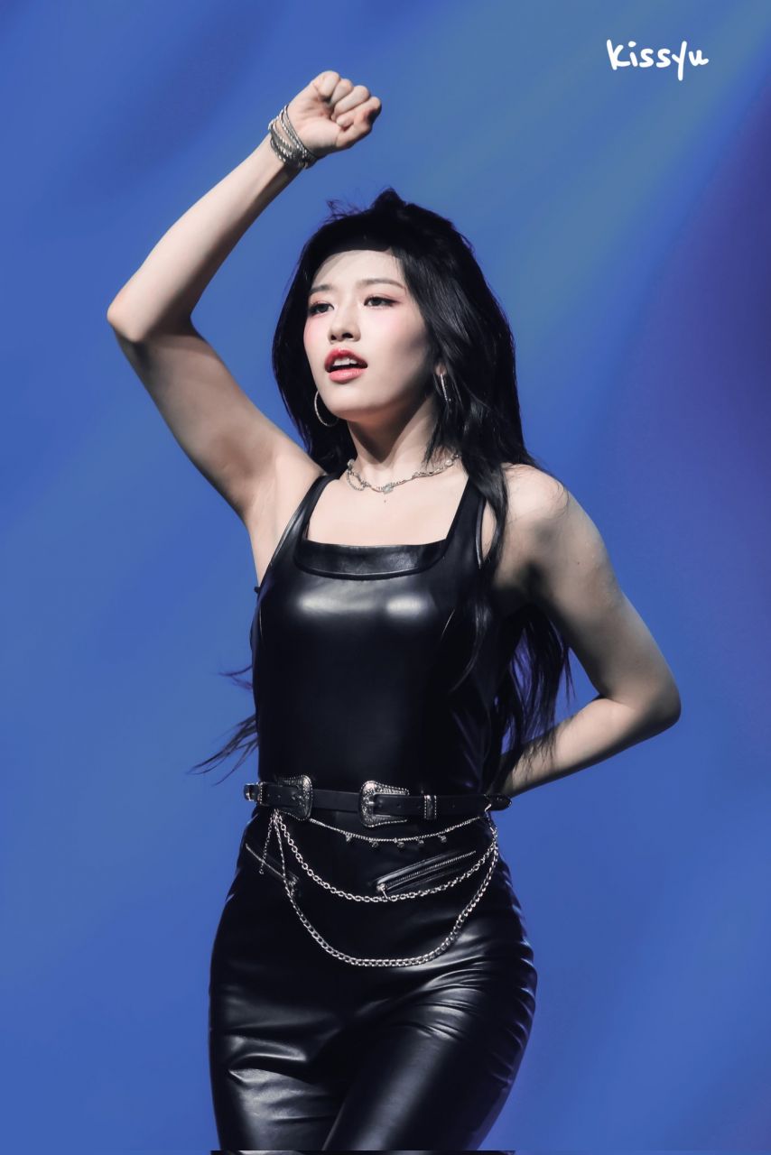 [아이브] 전신 가죽 여형사룩 옷이 터져서 공개된 유진이의 속옷 취향4.jpg