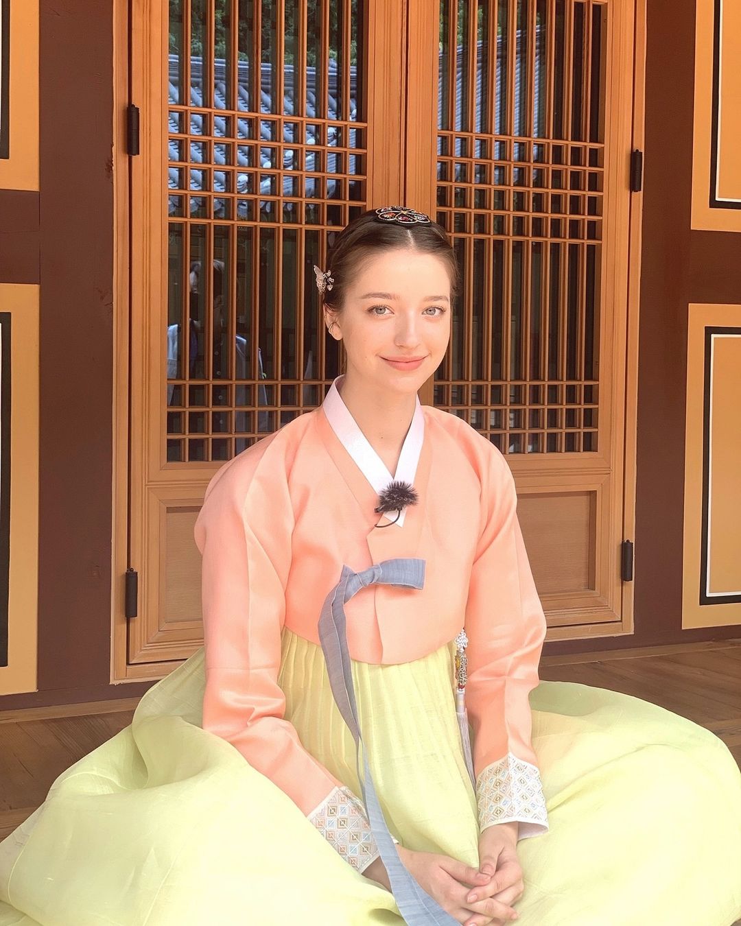 요가하는 안젤리나 다닐로바.gif2_19.jpg