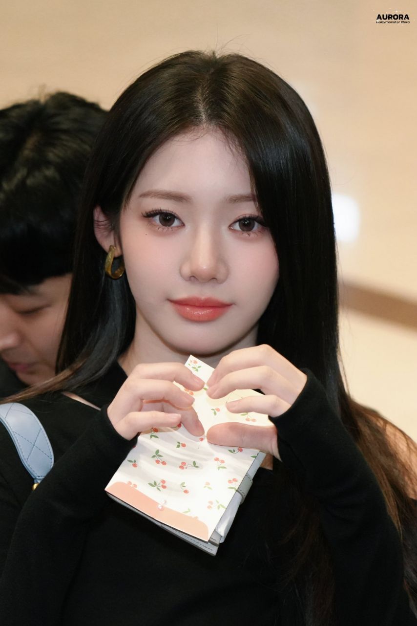 베이비몬스터 로라1_3.jpg