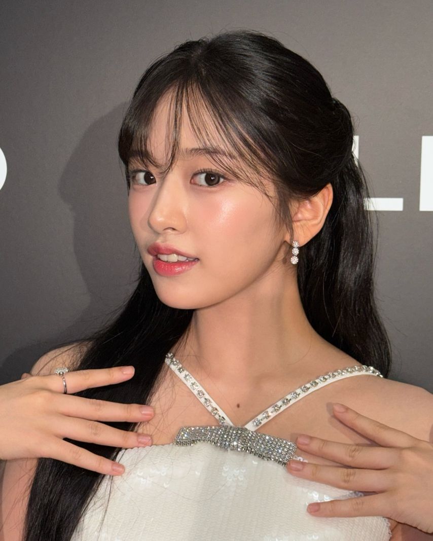 발끝에서 올라오는 카메라앵글 화이트 홀터넥 아이브 안유진 각선미1_2.jpg
