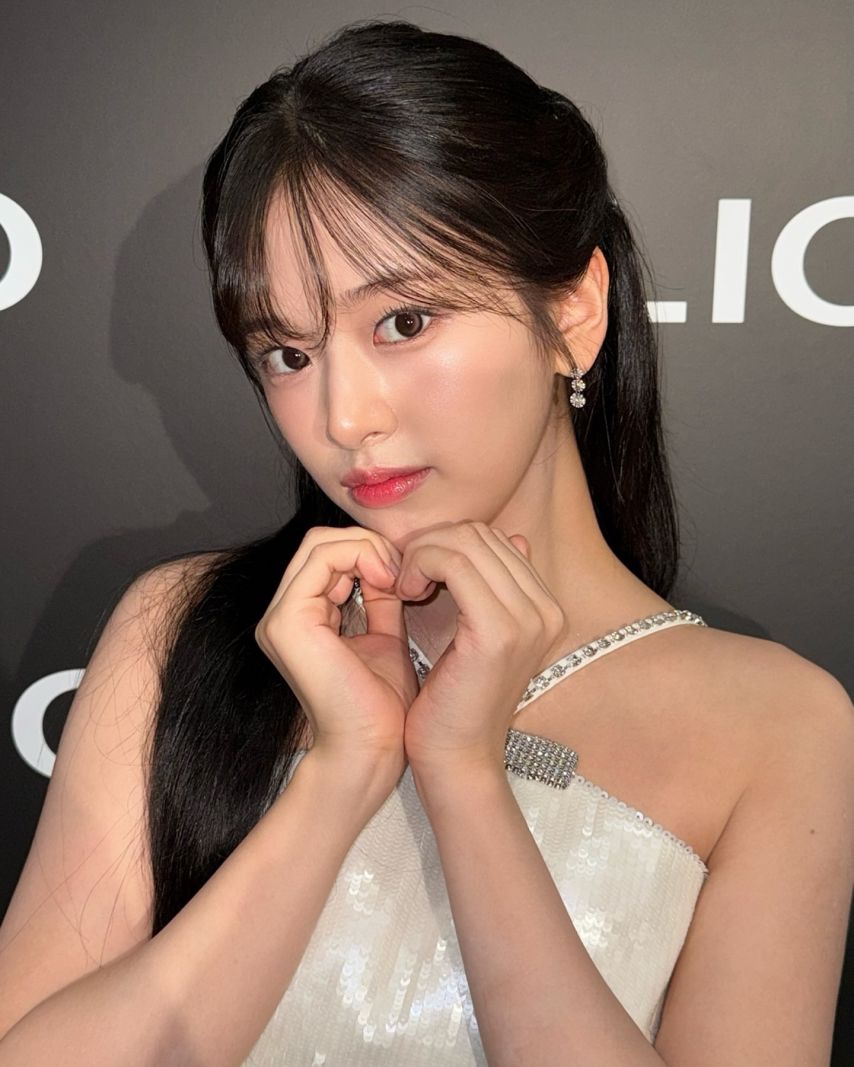발끝에서 올라오는 카메라앵글 화이트 홀터넥 아이브 안유진 각선미1_1.jpg