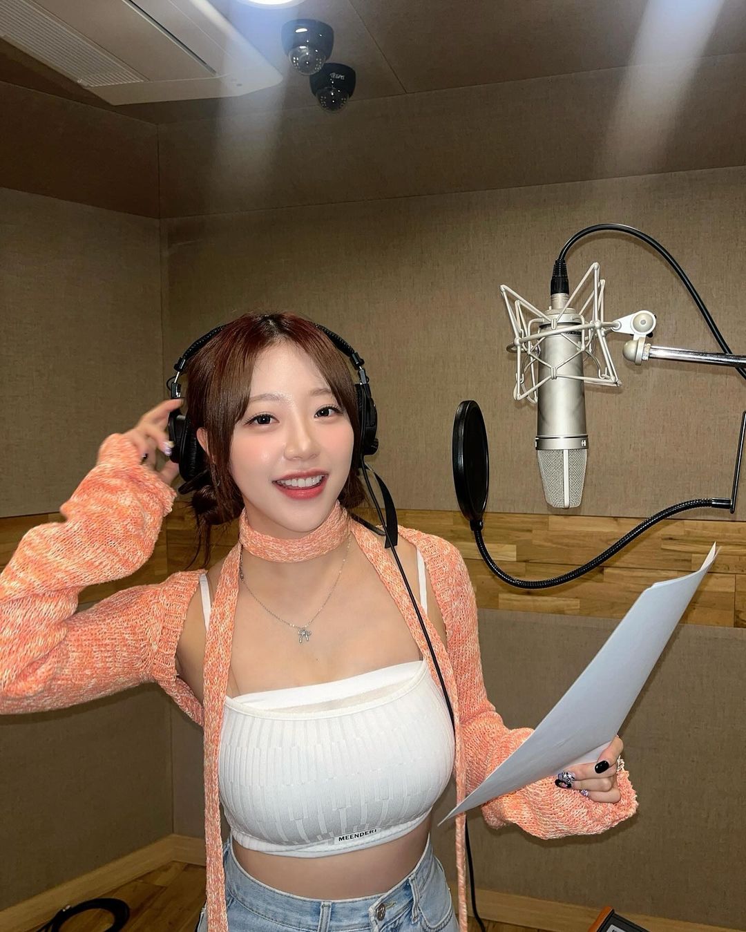 녹음하는 시그니처 지원 위에서 찍은 묵직한 흰 탱크탑 볼륨감5.jpg