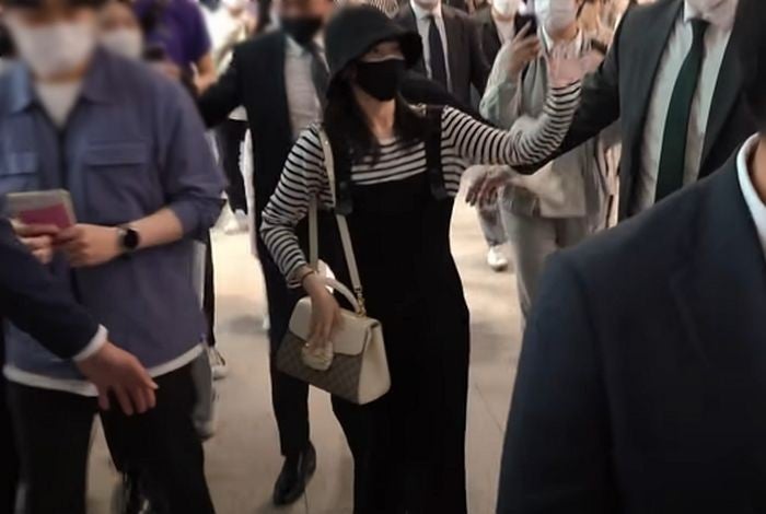 팬을 밀친 경호원 혼내는 아이유1_3.jpg