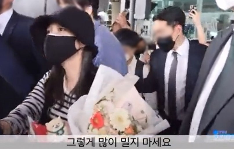 팬을 밀친 경호원 혼내는 아이유1_1.jpg