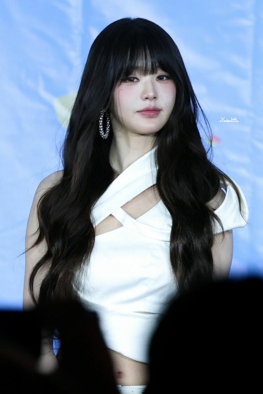 바라보다 윙크하는 아이브 장원영1_1.jpg