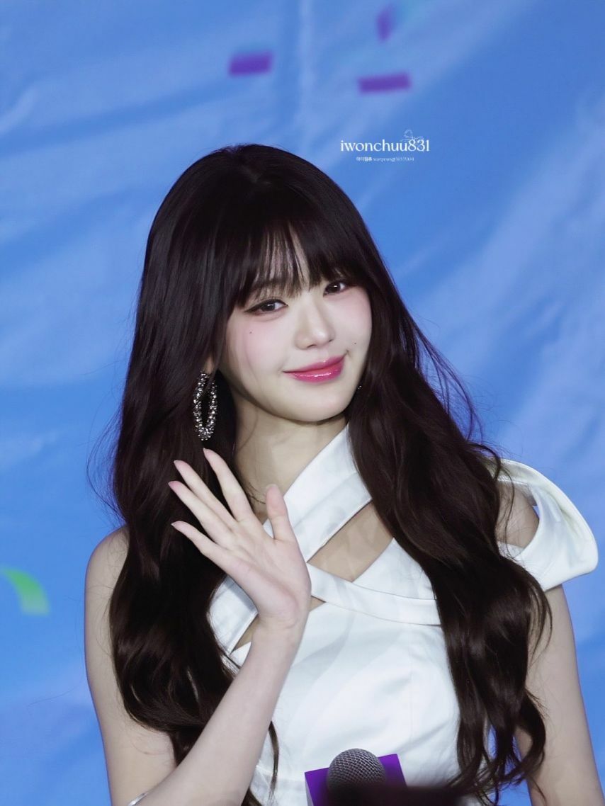 바라보다 윙크하는 아이브 장원영1_5.jpg