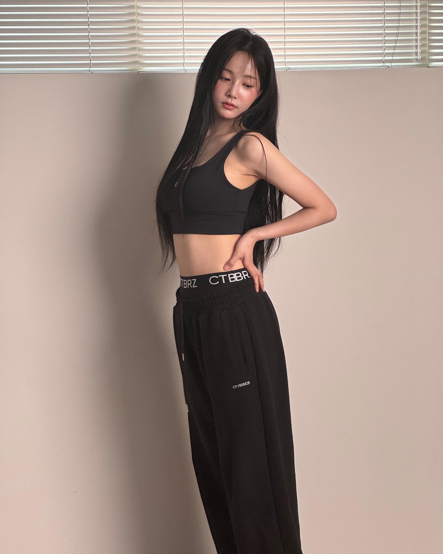레깅스 입은 모모랜드 연우 쫀쫀한 하체 은근한 골반 - 인스타2.jpg