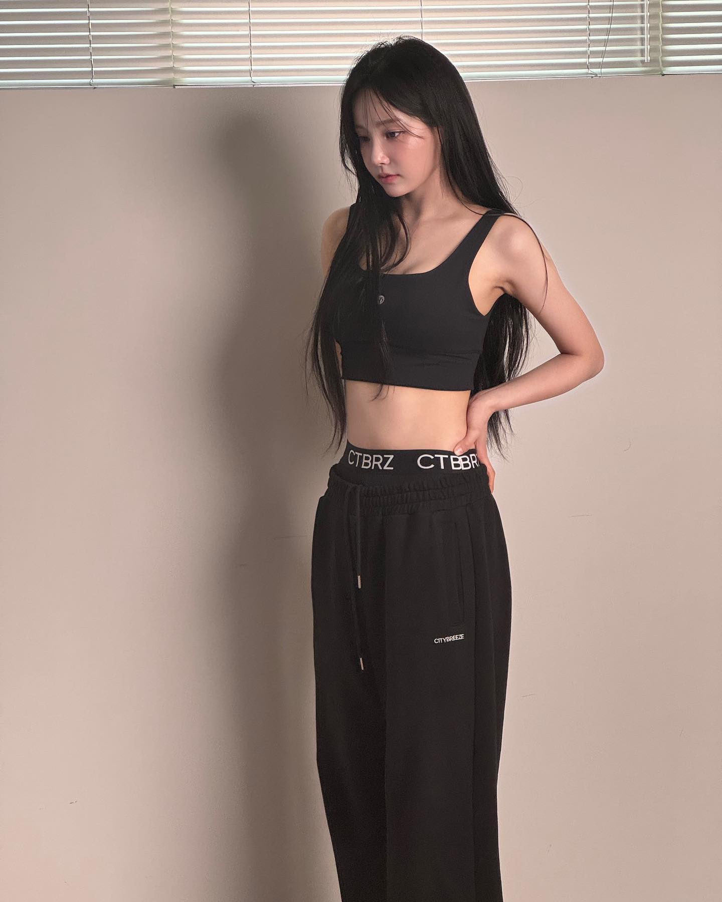 레깅스 입은 모모랜드 연우 쫀쫀한 하체 은근한 골반 - 인스타3.jpg