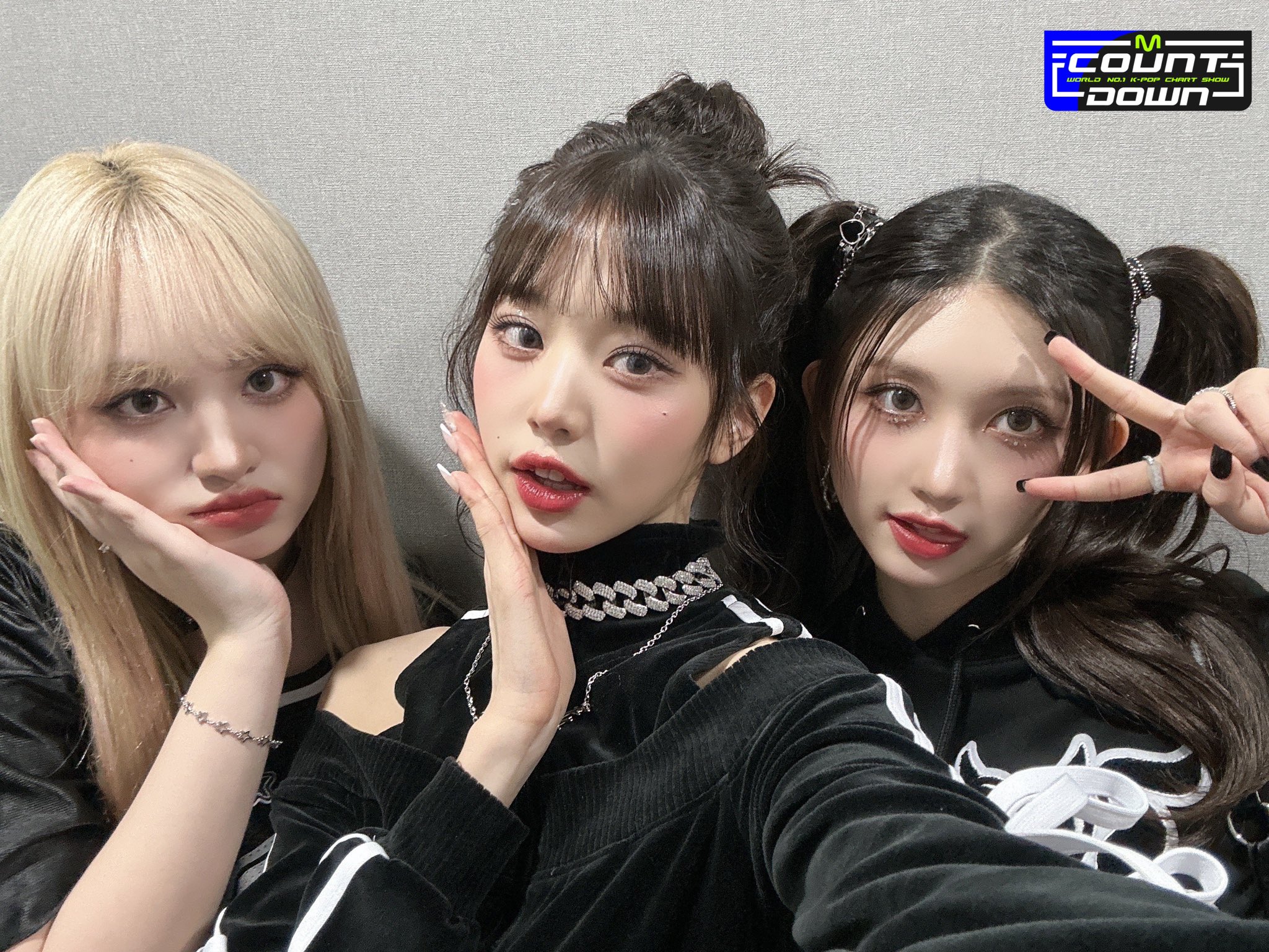 블랙벨벳 크롭집업 아이브 장원영 잘록한 개미허리 5.jpg