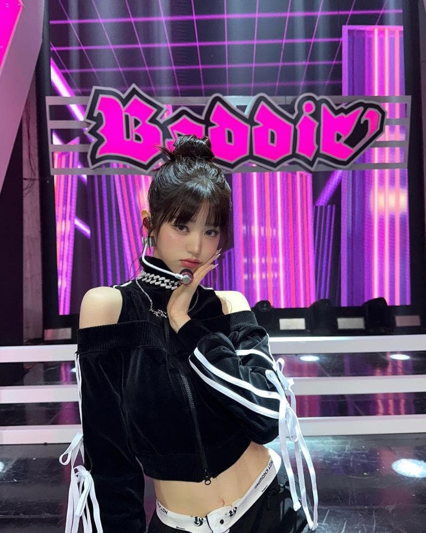 블랙벨벳 크롭집업 아이브 장원영 잘록한 개미허리 4.jpg