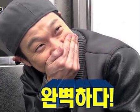 펑키한 검정 끈나시 입고 누은 안무.시그니처 지원1_1.png.jpg