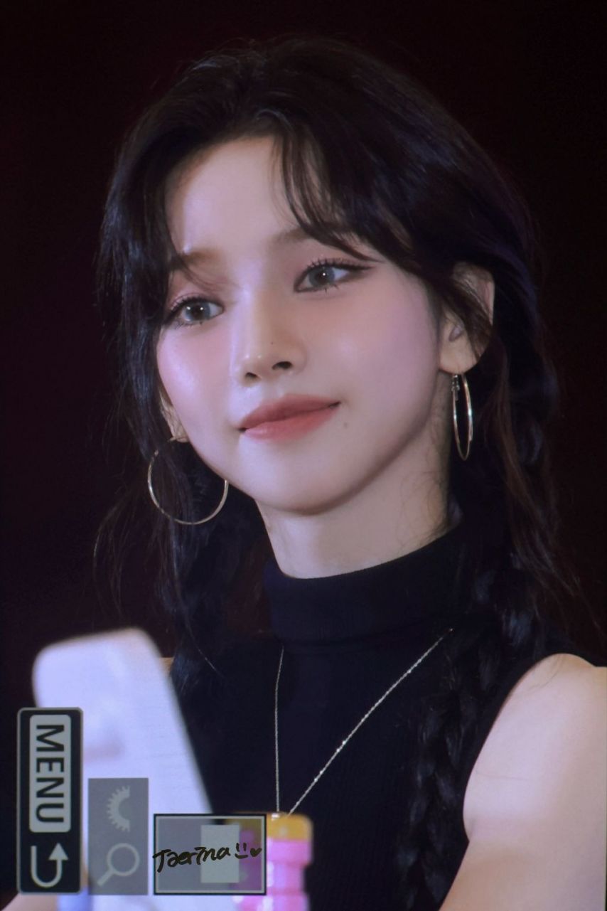 치명적인 민소매 에스파 카리나 시원한 어깨1_5.jpg