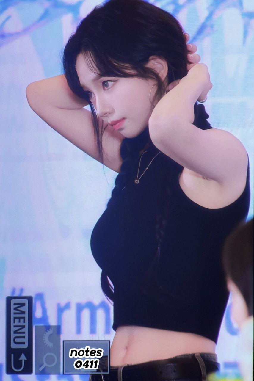 치명적인 민소매 에스파 카리나 시원한 어깨1_1.jpg