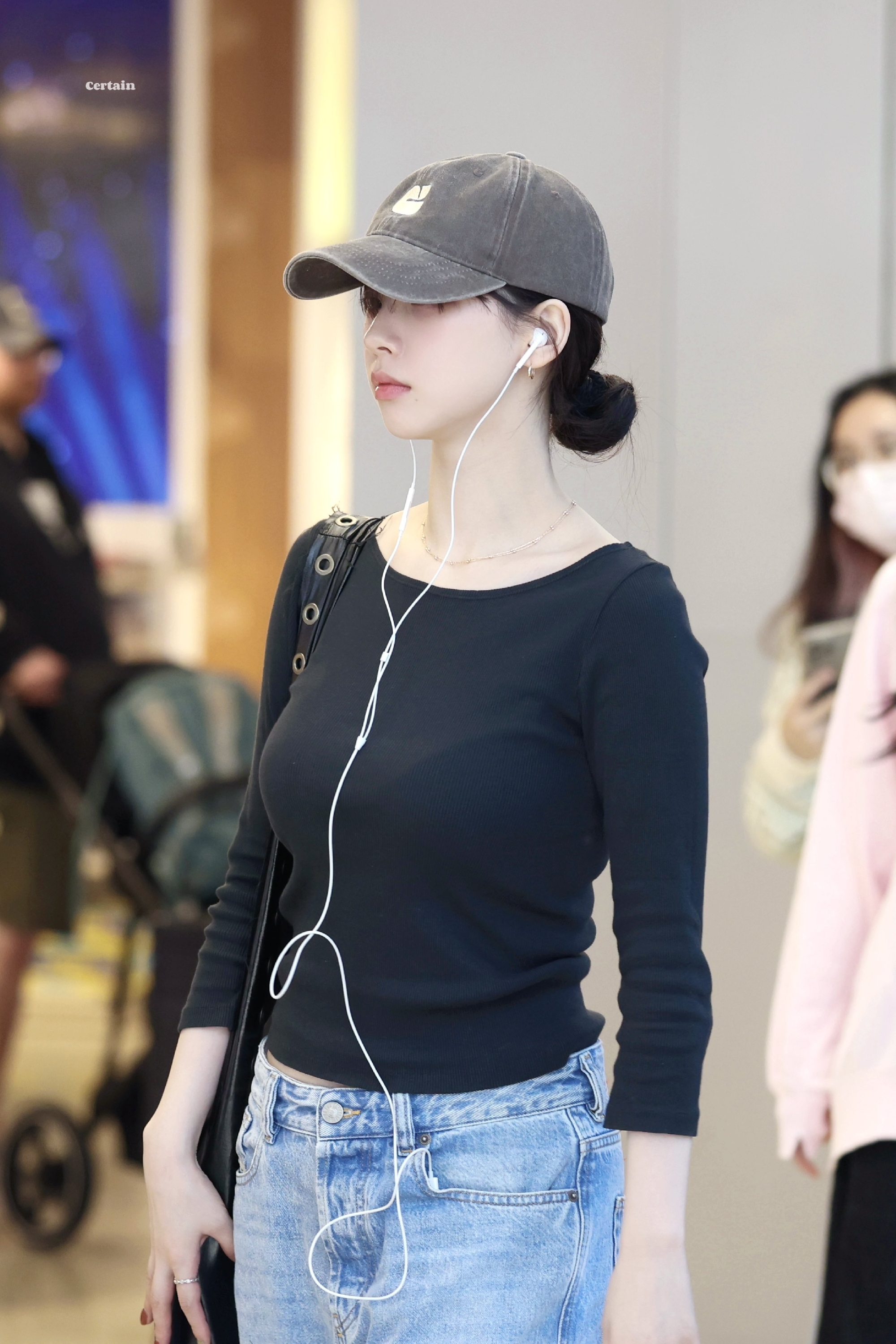검정 골지티 브라컵이 잘 비치는 에스파 카리나 묵직한 볼륨감3.jpg